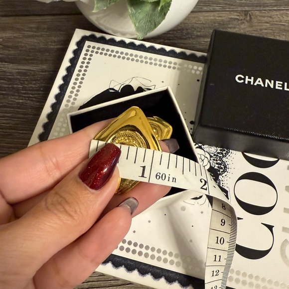 CHANEL Vintage Gold Diamond CC Logo Clip On Earrings - Picture 4 of 7